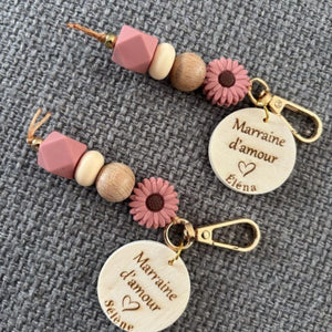 Wooden keychain with personalized medallion - Birthday gift, Mother's Day, grandmothers, fathers, grandfathers, teacher