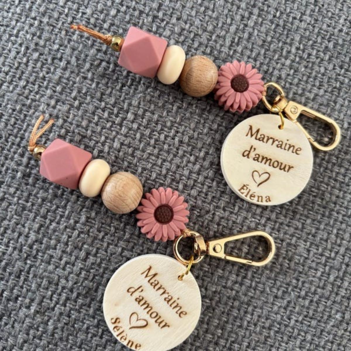 Wooden keychain with personalized medallion - Birthday gift, Mother's Day, grandmothers, fathers, grandfathers, teacher